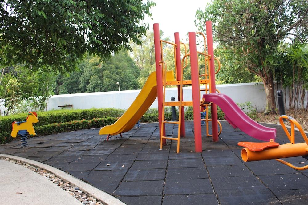 Royale Chulan Серембан Екстериор снимка Playground at the park