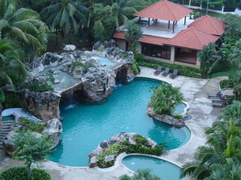 Royale Chulan Серембан Екстериор снимка The pool at the Royal Thai Country Club