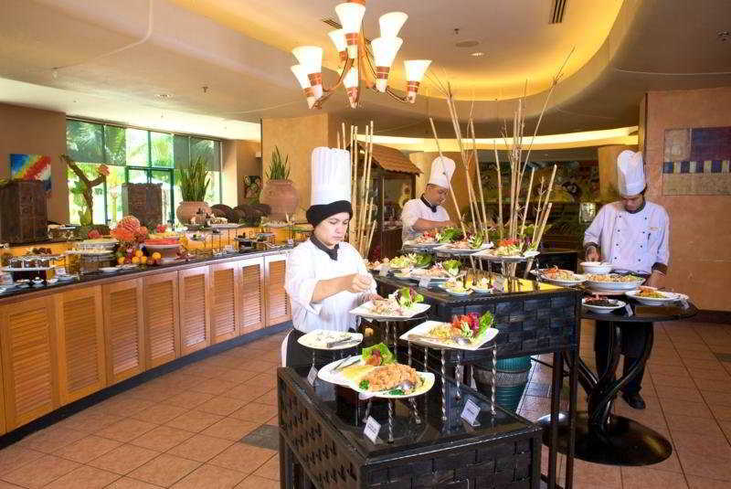 Royale Chulan Серембан Екстериор снимка A buffet at a hotel