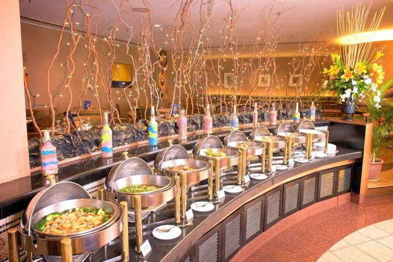 Royale Chulan Серембан Екстериор снимка A buffet at a hotel