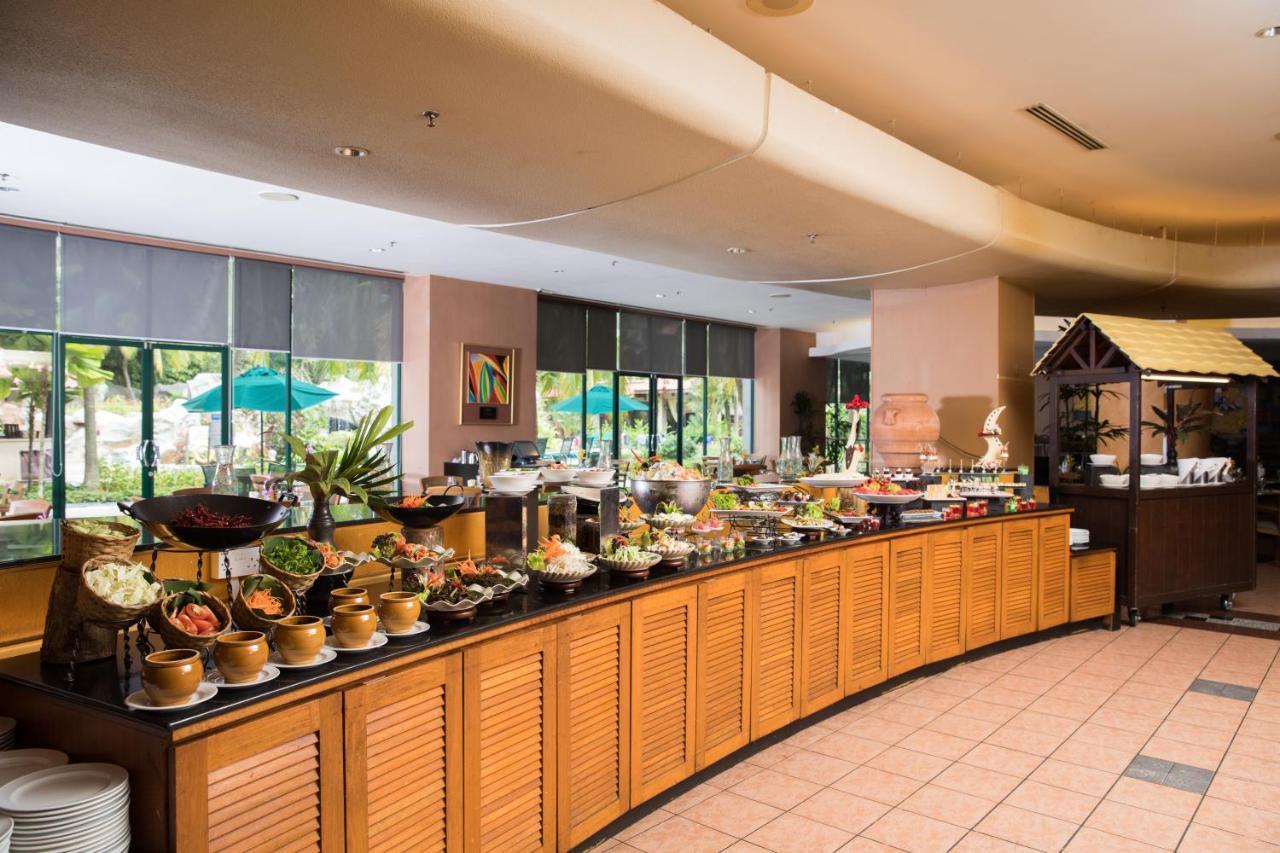 Royale Chulan Серембан Екстериор снимка A buffet at a hotel