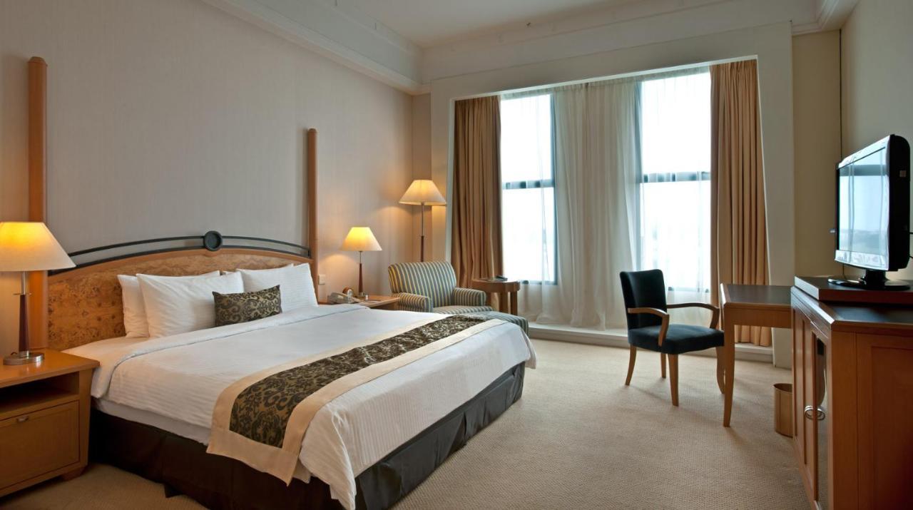 Royale Chulan Серембан Екстериор снимка A room at the hotel