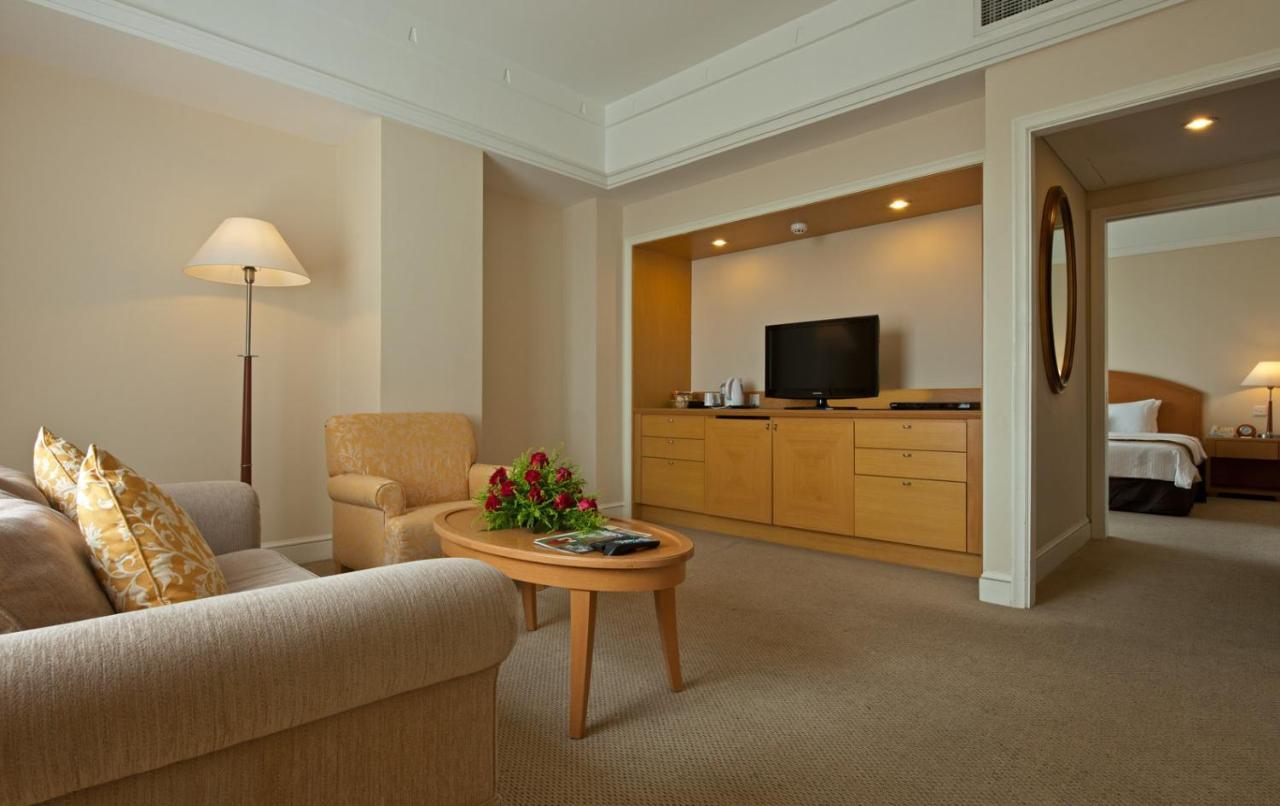 Royale Chulan Серембан Екстериор снимка A suite at the hotel